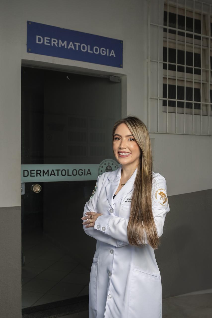 Dra. Isabela Silvério no setor de Dermatologia