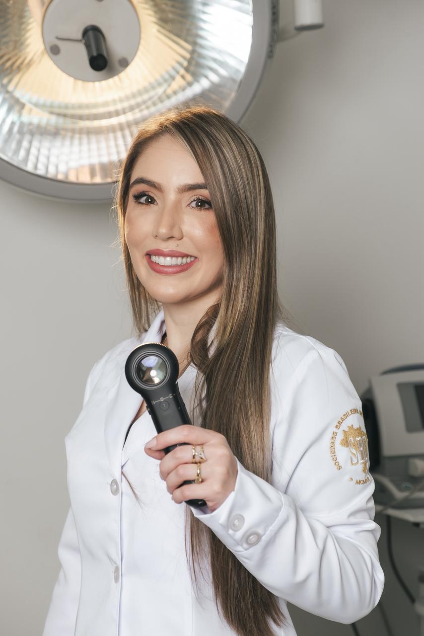 Dra. Isabela Silvério com dermatoscópio